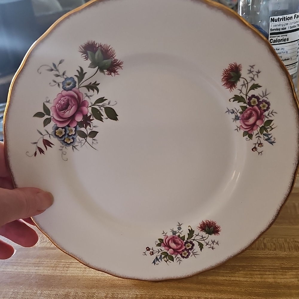 Elegant Floral Dinner Plate with Gold Accent